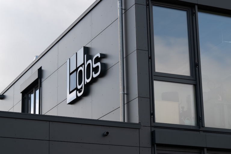 Nahaufnahme des Firmengebäudes des GBS Metrology GmbH
