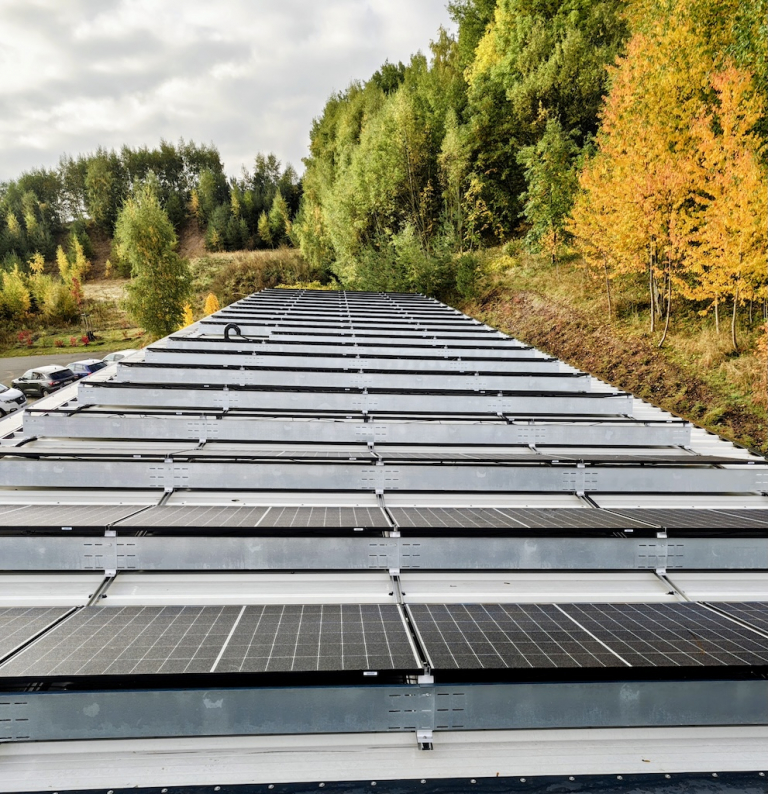 Photovoltaikanlagen auf dem Dach der GBS metrology GmbH